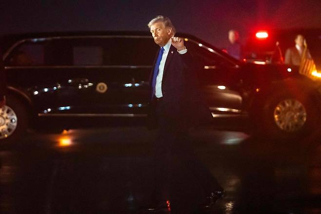 13일 플로리다주 웨스트팜비치의 팜비치 국제공항에 도착한 도널드 트럼프 미국 대통령이 손짓을 하고 있다. [AFP연합뉴스]
