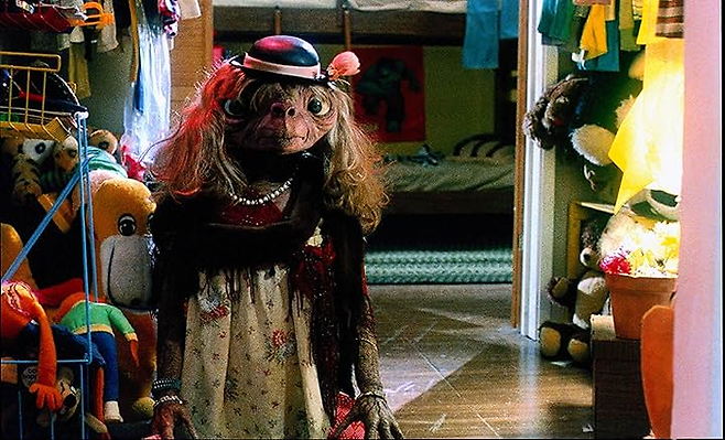 우스꽝스러운 모습으로 꾸민 이티. 영화에서 내내 강조되는 것은 이티의 무해함이다.  [IMDb]