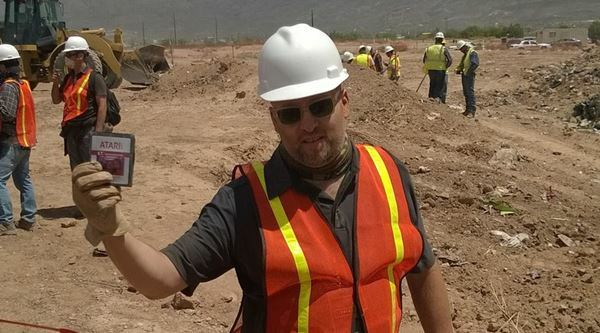 사막에서 발굴한 아타리의 ‘이티’ 게임팩