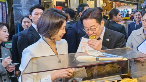 이재명 대통령과 김혜경 여사가 15일 경남 창원시 성산구 반송시장을 찾아 붕어빵을 맛보고 있다. [청와대]