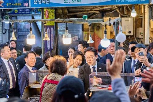 이재명 대통령과 김혜경 여사가 15일 경남 창원시 성산구 반송시장을 찾아 시민들과 인사하고 있다. [청와대]