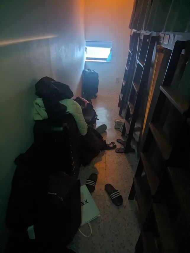 14일 화재가 발생한 서울 중구 소공동 캡슐호텔의 내부. 투숙객들의 짐으로 복도가 막혀있다. [트립닷컴 리뷰페이지 캡처]