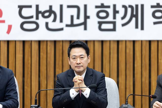 장동혁 국민의힘 대표가 지난 11일 국회에서 열린 지역발전 영입 인재 환영식에 참석해 생각에 잠겨있다. [사진 출처 = 뉴스1]