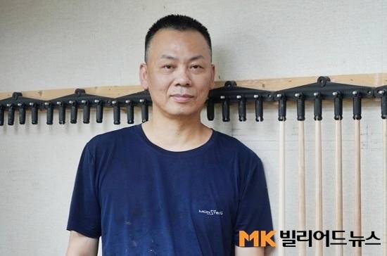 젊은시절 짧게 선수생활을 한 몬스터큐 신경섭 대표는 질 좋은 자재와 소재를 쓰고 재단과 염색, 집성 등 전 과정을 국내서 처리한다고 했다.