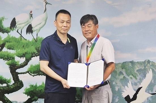 몬스터큐는 지난 8월 안동 전국3쿠션대회가 열린 안동실내체육관에서 안동시당구연맹과 업무협약을 체결, 안동에서 개최하는 각종 당구대회를 적극 후원하기로 했다. MOU체결후 기념촬영하는 몬스터큐 신경섭(왼쪽) 대표와 안동시당구연맹 이창규 회장. (사진=안동시당구연맹)
