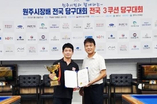 우승한 장우영(왼쪽, 빌세븐)이 원주당구연맹 심재현 회장과 기념촬영하고 있다. (사진=원주당구연맹)