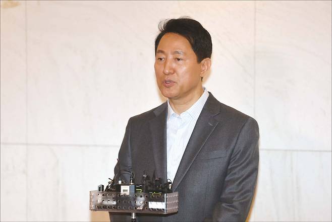 오세훈 서울시장이 지난 3월 12일 서울 중구 더플라자호텔에서 열린 하이서울기업지원 설명회 및 특강을 마친 뒤 취재진 앞에서 발언하고 있다. (연합뉴스)