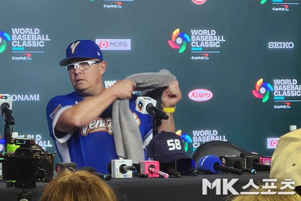 오마 로페즈 베네수엘라 감독이 기자회견을 갖고 있다. 사진(美 마이애미)= 김재호 특파원