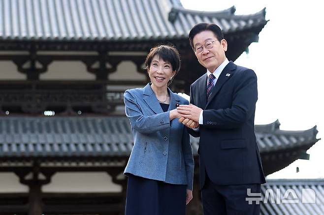 다카이치 사나에 일본 총리가 사우디아라비아에서 출발한 한국군 수송기가 일본인을 태우고 서울에 도착했다며 한국 정부와 군에 감사의 뜻을 밝혔다. 사진은 이재명 대통령과 다카이치 사나에 일본 총리가 올해 1월 일본 나라현의 대표 문화유적지인 호류지에서 열린 친교 행사에서 기념촬영을 하고 있는 모습./사진=뉴시스