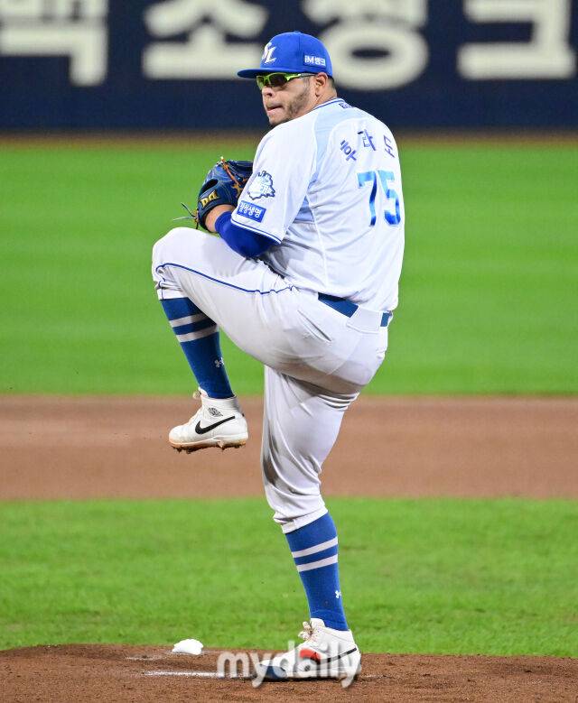 2025년 10월 14일 오후 대구 삼성라이온즈파크에서 열린 '2025 신한 SOL Bank KBO 포스트시즌' SSG 랜더스와 삼성 라이온즈의 준플레이오프 4차전 경기. 삼성 선발투수 후라도가 역투하고 있다./마이데일리