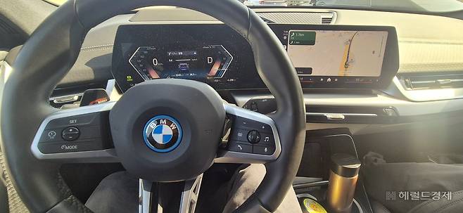 지난 1일 서울에서 춘천까지 왕복 150㎞ 구간에서 시승해 본 BMW 뉴 iX2 실내 모습. 정경수 기자