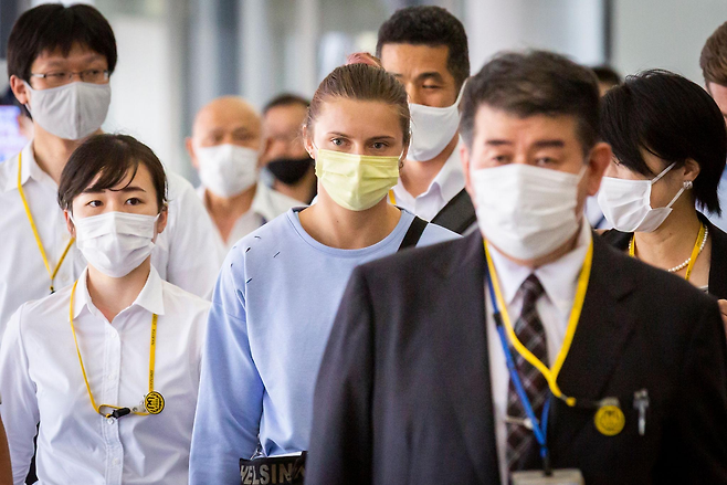 벨라루스 단거리 선수 크리스티나 치마노우스카야가 2021년 도쿄 올림픽 당시 일본 공항에서 경찰 보호를 받고 있다. 그는 이후 폴란드로 망명했다. [로이터]