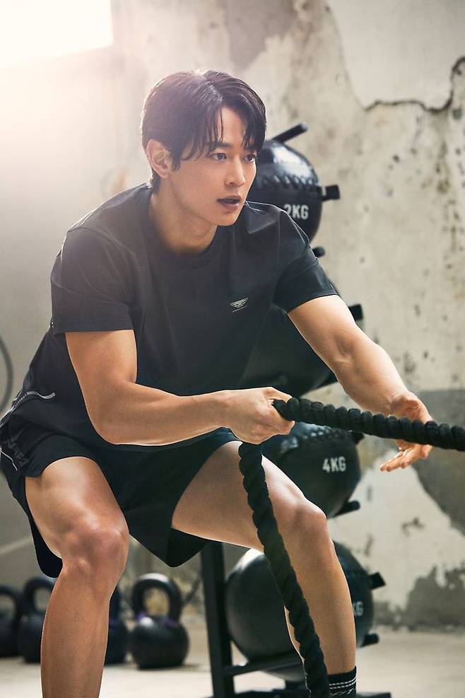 [서울=뉴시스] 다이나핏이 전속 모델 샤이니(SHINee) 민호와 선보인 2026년 봄·여름(SS) 시즌 화보. (사진=다이나핏 제공) *재판매 및 DB 금지