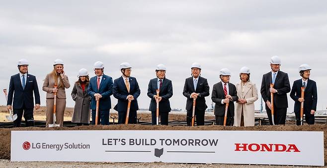 [서울=뉴시스] LG에너지솔루션-혼다 합작공장 기공식에서 양사 관계자 및 주정부 인사들이 기념촬영을 하고 있다. (사진=LG에너지솔루션 제공) 2023.03.01. photo@newsis.com *재판매 및 DB 금지