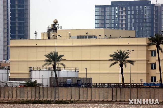 [ 바그다드=신화/뉴시스] 3월 14일 이라크 바그다드 소재 미국대사관 건물이 공격을 당한 직후의 사진.  이 건물이 공격된  사실을 한 소식통이 전했지만 아직 피해 상황 등은 공개되지 않고 있다.  이라크 에르빌에서는 아랍에미리트 영사관이. 살라후딘 주에서는 이라크군 벙영이 무인기 공격을 당해 군인들 사상자가 발생했다. 2026. 03. 15.