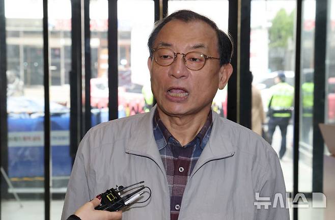 [서울=뉴시스] 조성봉 기자= 이정현 국민의힘 공천관리위원장이 15일 오후 서울 영등포구 국민의힘 당사에서 열린 비공개 공관위 회의에 참석하기 위해 이동하고 있다. 이 위원장은 지난 13일 위원장직에서 물러났다가 이날 복귀했다.(공동취재) 2026.03.15. photo@newsis.com