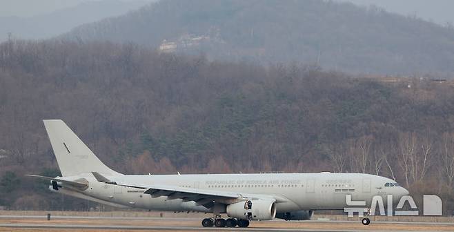 [성남=뉴시스] 사진공동취재단 = 15일 오후 경기 성남 서울공항에서 중동 상황 악화로 현치 체류 교민이 탑승한 공군 다목적 수송기 KC-330 '시그너스'가 도착하고 있다.외교부와 국방부에 따르면, 우리 국민 204명과 외국 국적 가족 5명, 일본 국민 2명 등 총 211명이 탑승한 군 수송기는 14일(현지시간) 오후 사우디 수도 리야드를 출발, 이날 오후 서울공항에 도착했다.이번 대피 작전의 명칭은 '사막의 빛'이다. 2026.03.15. photo@newsis.com