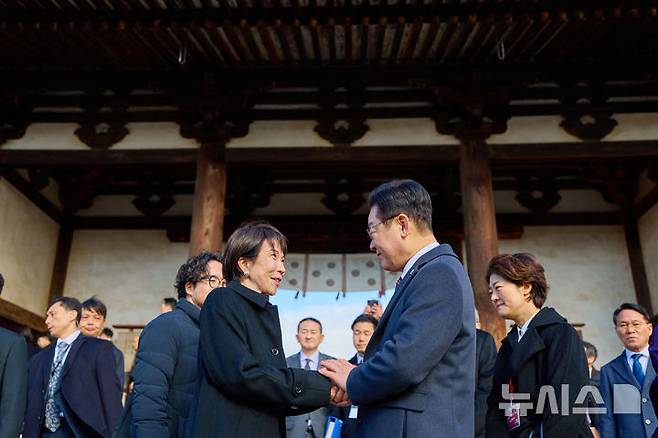 [나라=뉴시스] 고범준 기자 = 이재명 대통령과 다카이치 사나에 일본 총리가 14일(현지시간) 나라현의 대표 문화유적지인 호류지에서 열린 친교 행사에서 악수하고 있다. (공동취재) 2026.01.14. bjko@mewsis.com