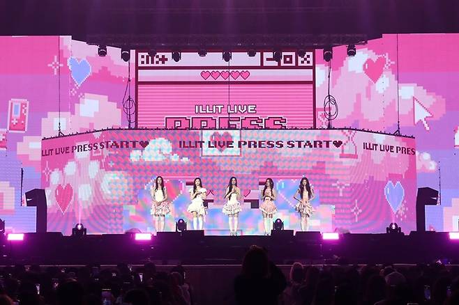아일릿은 데뷔곡 '마그네틱'으로 공연을 열었다. 빌리프랩 제공