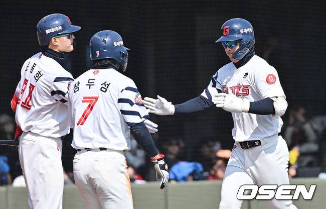 [OSEN=부산, 이석우 기자] 14일 부산 사직야구장에서 2026 신한 SOL KBO 리그 롯데 자이언츠와 LG 트윈스의 시범경기가 열렸다. 홈팀 롯데는 로드리게스가, 방문팀 LG는 임찬규가 선발 출전했다.롯데 자이언츠 한태양이 3회말 2사 2루 좌월 2점 홈런을 치고 하이파이브를 하고 있다. 2026.03.14 / foto0307@osen.co.kr