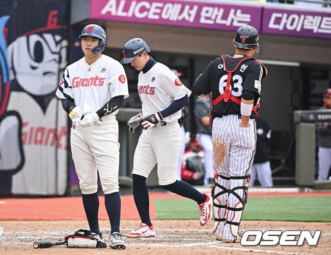 [OSEN=부산, 이석우 기자] 15일 부산 사직야구장에서 2026 신한 SOL KBO 리그 롯데 자이언츠와 LG 트윈스의 시범경기가 열렸다. 홈팀 롯데는 비슬리가, 방문팀 LG는 이민호가 선발 출전했다.롯데 자이언츠 박승욱이 8회말 무사 만루 손성빈의 밀어내기 볼넷때 득점을 올리고 있다. 2026.03.15 / foto0307@osen.co.kr