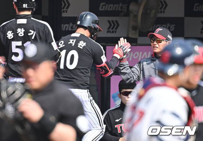 [OSEN=부산, 이석우 기자] 15일 부산 사직야구장에서 2026 신한 SOL KBO 리그 롯데 자이언츠와 LG 트윈스의 시범경기가 열렸다. 홈팀 롯데는 비슬리가, 방문팀 LG는 이민호가 선발 출전했다.LG 트윈스 오지환이 4회초 2사 1루 우중월 2점 홈런을 치고 염경엽 감독의 축하를 받고 있다. 2026.03.15 / foto0307@osen.co.kr