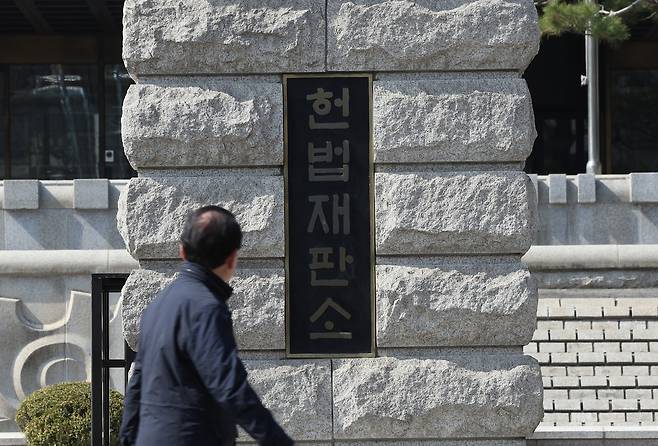 '사법개혁 3법'의 공포로 재판소원 제도가 시행 첫 날인 12일 '재판취소' 사건이 접수되고 있는 가운데 한 시민이 서울 종로구 헌법재판소 앞을 지나고 있다. 남정탁 기자