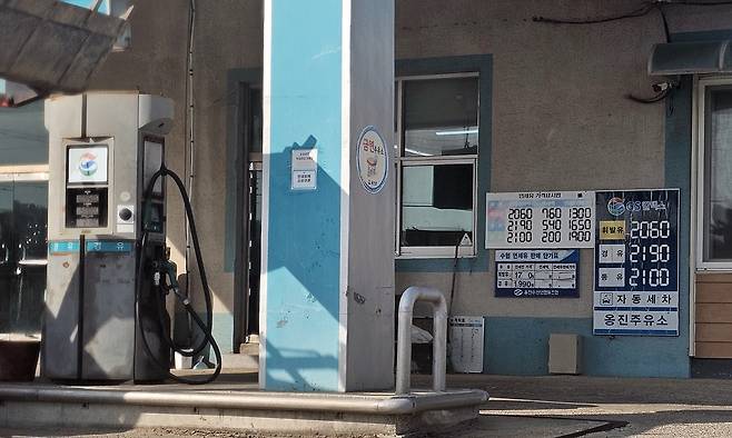 13일 서해 최북단 백령도의 한 주유소에 1L당 2000원을 모두 넘어선 유류 가격이 표시돼 있다.&nbsp;강승훈 기자