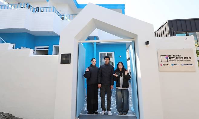 지난 11일 부산 영도구 청학동의&nbsp;국립한국해양대&nbsp;외국인 유학생 기숙사 모습. 원래 빈집이었던 이곳은 지난해 시의 ‘빈집 매입·생활 SOC 조성 사업’을 통해&nbsp;유학생 기숙사로 탈바꿈했다. 부산=연합뉴스