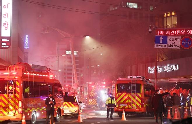 연기 자욱한 주말 도심 - 14일 오후 서울 중구 소공동의 한 건물에서 불이나 소방대원들이 진화 작업을 벌이고 있다. 2026.3.14 연합뉴스