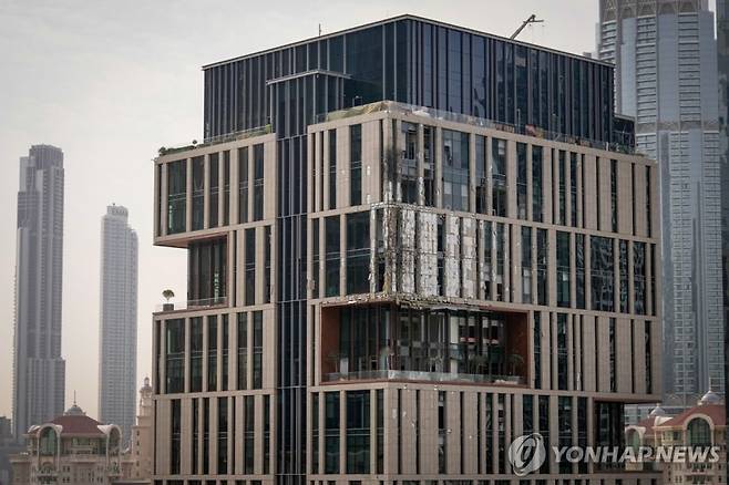 13일 요격 파편이 떨어져 부서진 DIFC의 빌딩. AP 연합뉴스