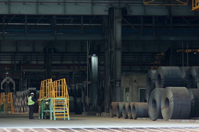충남 당진의 한 철강회사에 열연 코일이 쌓여있다. 연합뉴스