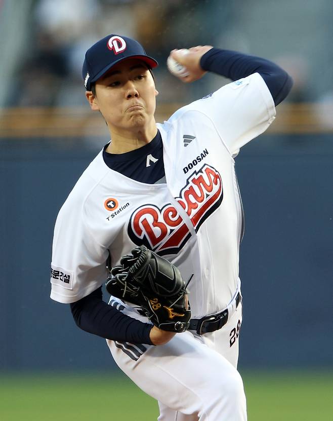 두산 최승용이 15일 이천 베어스파크서 열린 삼성과 시범경기에서 4이닝 1실점의 호투를 펼쳐 눈도장을 받았다. 뉴시스