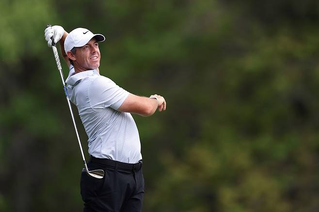 로리 매킬로이가 15일 미국 플로리다주 폰테베드라비치의 TPC 소그래스 더플레이어스 스타디움코스에서 열린 플레이어스 챔피언십 3라운드 도중 14번 홀에서 아이언샷을 하고 있다. 게티이미지코리아