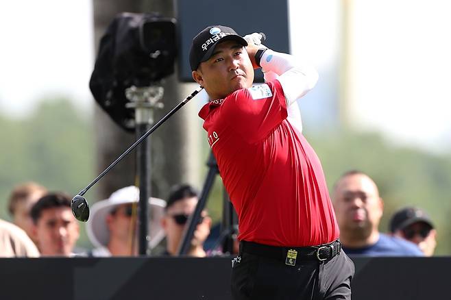 이태훈이 지난 14일 싱가포르 센토사 골프클럽에서 열린 LIV 골프 싱가포르 대회 3라운드 도중 9번 홀에서 티샷을 하고 있다. 게티이미지코리아