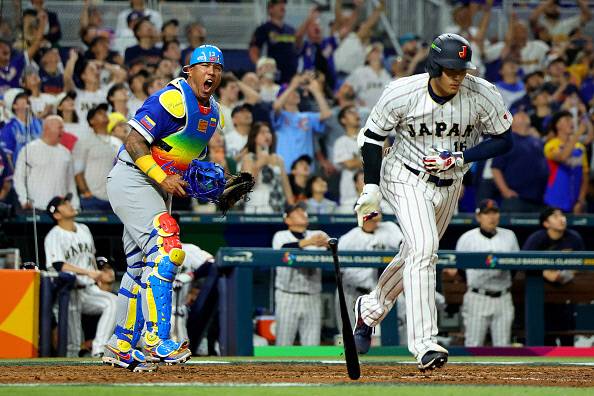 WBC 일본 국가대표팀 오타니 쇼헤이(오른쪽)가 15일 베네수엘라와의 WBC 8강전 9회 마지막 타석에서 뜬공으로 물러나고 있다. 게티이미지코리아