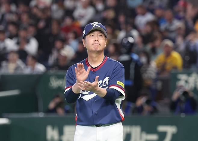 ▲ 류지현 한국 야구 대표팀 감독이 2026 월드베이스볼클래식 경기에서 박수를 치고 있다. ⓒ연합뉴스