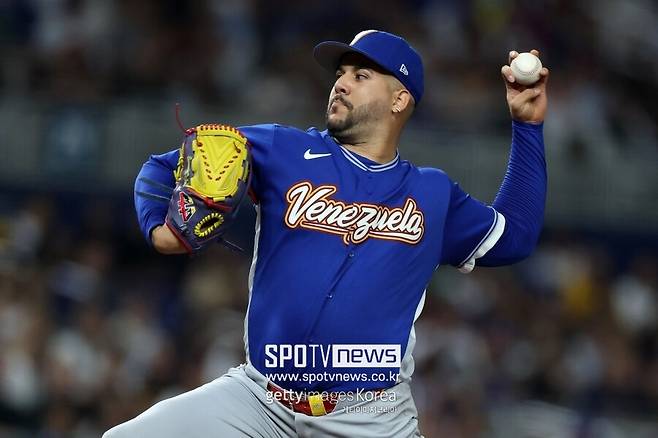 ▲ 과거 키움 히어로즈와 KT 위즈에서 뛰었던 엔마누엘 데 헤이수스가 월드베이스볼클래식(WBC) 무대를 통해 자신의 주가를 높이고 있다. 조별리그에서 WBC 한 경기 최다 탈삼진 신기록을 작성하더니, 일본과 맞대결에서는 구원 투수로 2⅓이닝을 무실점으로 막아내며 승리까지 맛봤다.