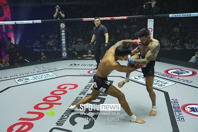 ▲ 박시원은 왼손 펀치 한 방으로 브라질 강자 완델송 페레이라를 제압했다. ⓒROAD FC