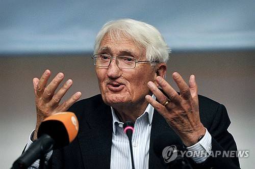 2013년 그리스 아테네에서 강연 중인 철학자 위르겐 하버마스 [AFP 연합뉴스 자료사진. 재판매 및 DB 금지]