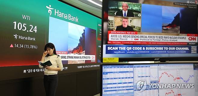 불붙은 국제유가...배럴당 100달러 돌파 (서울=연합뉴스) 김주형 기자 = 미국, 이스라엘과 이란 간 전쟁 여파로 걸프 지역 원유 공급망이 크게 흔들리는 가운데 9일 서울 중구 하나은행 본점 딜링룸에 국제유가가 표시돼 있다. 2026.3.9 kjhpress@yna.co.kr