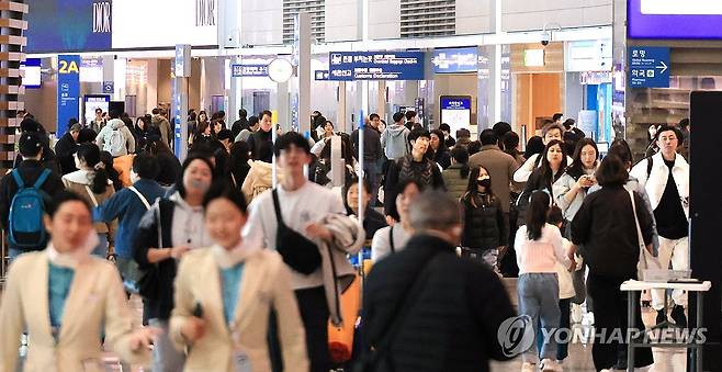 지난 2월 여행객으로 붐비는 인천공항 [연합뉴스 자료사진]