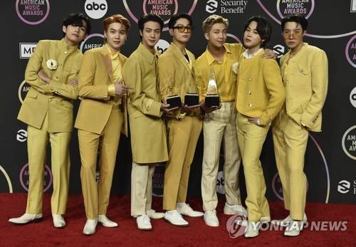트로피 들고 포즈 취하는 'AMA 대상 등 3관왕' BTS [AP=연합뉴스]