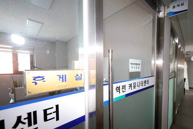 이사장실로 바뀐 커뮤니티센터 휴게실 (광주=연합뉴스) 정다움 기자 = 지난 12일 오전 광주 북구 역전커뮤니티센터에 마련된 휴게실 유리창에 협동조합 이사장실을 알리는 안내문이 부착돼 있다. 2026.3.15 daum@yna.co.kr