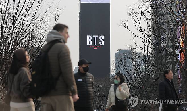광화문광장 재생되는 BTS 공연 홍보 영상 (서울=연합뉴스) 류영석 기자 = 11일 서울 광화문광장 인근 코리아나호텔 전광판에 오는 21일 열리는 BTS 공연에 대한 홍보 영상이 재생되고 있다. 2026.3.11 ondol@yna.co.kr