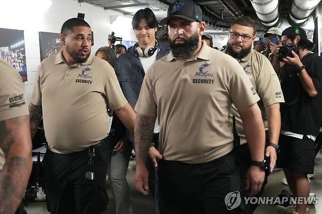 베네수엘라전이 끝나고 경호에 둘러싸여 퇴근하는 오타니 쇼헤이 [AP=연합뉴스]