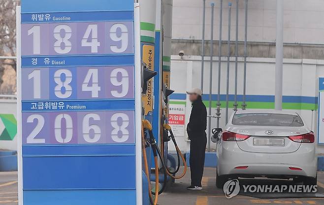 주말 서울 시내 기름값 상황은? (서울=연합뉴스) 류영석 기자 = 석유 최고가격제 시행 후 첫 주말인 15일 서울 시내 한 주유소를 찾은 시민이 주유를 하고 있다.
    이날 기름값은 하락세를 이어갔으나 감소 폭은 크게 줄었다. 유가정보시스템 오피넷에 따르면 오전 9시 기준 전국 주유소 평균 휘발유 가격은 L당 1천842.1원으로 전날보다 3.2원 내렸다. 경유 가격은 같은 시각 1천843.6원으로 4.4원 하락했다. 2026.3.15 ondol@yna.co.kr