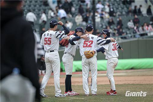 15일 LG전에서 역전승 후 기뻐하는 롯데 선수들.  [롯데 자이언츠 제공. 재판매 및 DB 금지]