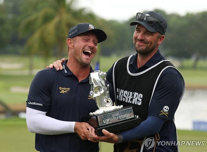 우승한 디섐보(왼쪽) [로이터=연합뉴스]