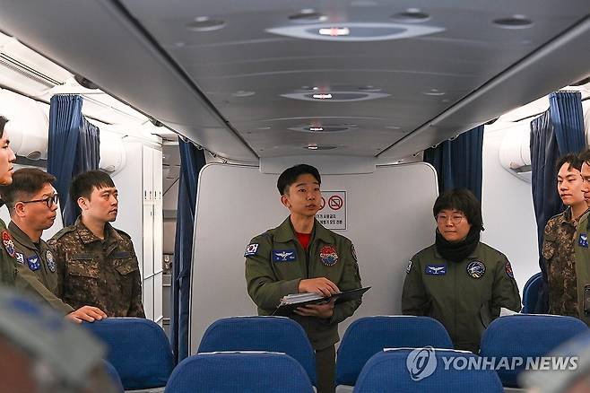 임무 브리핑하는 조종사 (서울=연합뉴스) 15일 외교부와 국방부에 따르면 공군 다목적 공중급유 수송기 KC-330 '시그너스' 1대가 지난 14일(현지시간) 오후 사우디아라비아 리야드에서 한국인 204명과 외국 국적 가족 5명, 일본 국민 2명 등 총 211명을 태우고 이륙했다.
    지난 14일 '사막의 빛'으로 명명된 이번 작전의 조종사가 공군 공중급유기(KC-330) 기내에서 임무 브리핑을 하고 있다. 2026.3.15 [국방부·외교부 제공. 재판매 및 DB금지] photo@yna.co.kr